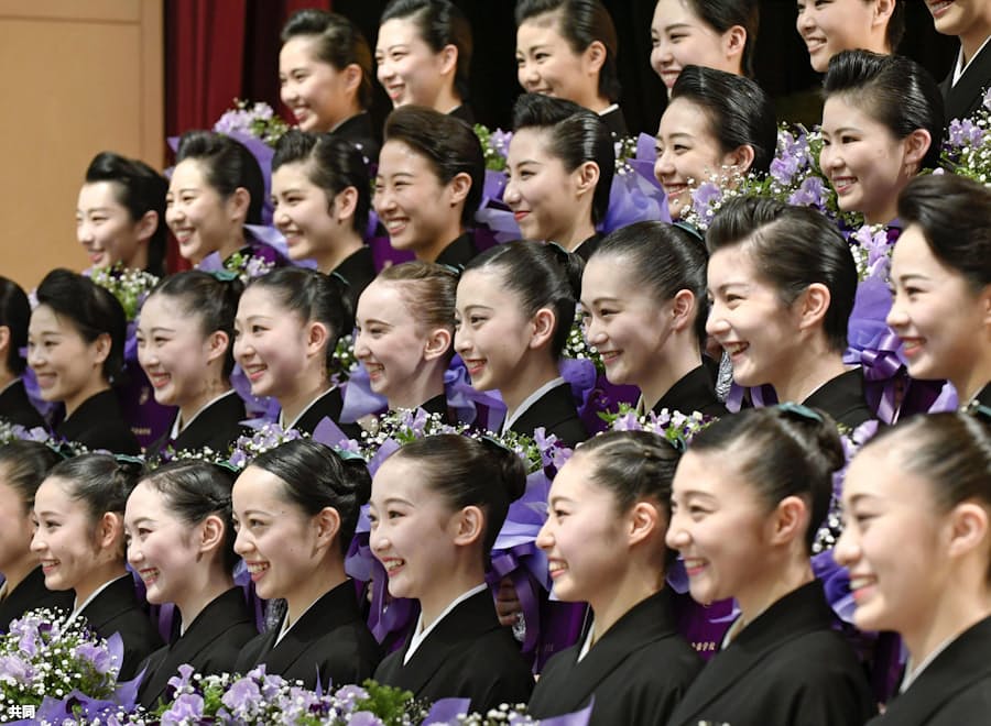 初舞台へ40人が巣立ち 宝塚音楽学校で卒業式 日本経済新聞