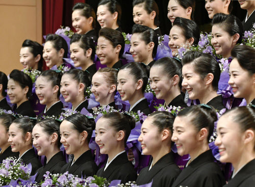 初舞台へ40人が巣立ち 宝塚音楽学校で卒業式 日本経済新聞