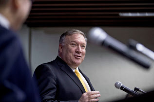 1日、フィリピンでロクシン外相と共同記者会見に臨むポンペオ米国務長官=ロイター 1日、フィリピンでロクシン外相と共同記者会見に臨むポンペオ米国務長官=ロイター