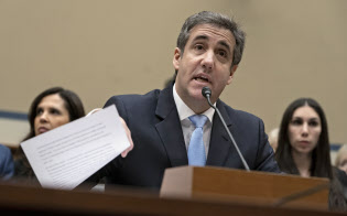 米下院の公聴会で証言するトランプ米大統領の元顧問弁護士マイケル・コーエン被告=AP 米下院の公聴会で証言するトランプ米大統領の元顧問弁護士マイケル・コーエン被告=AP