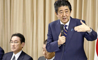 党内では安倍首相の総裁4選を支持する声さえ出ている(左は岸田政調会長)=共同 党内では安倍首相の総裁4選を支持する声さえ出ている(左は岸田政調会長)=共同
