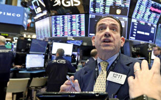 米株式市場で上値を追う勢いは衰えつつある(ニューヨーク証券取引所)=AP 米株式市場で上値を追う勢いは衰えつつある(ニューヨーク証券取引所)=AP