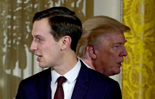 トランプ大統領(右奥)と娘婿のクシュナー大統領上級顧問=ロイター トランプ大統領(右奥)と娘婿のクシュナー大統領上級顧問=ロイター