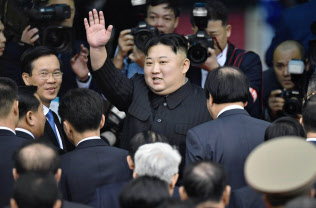 2日、ベトナム北部ドンダン駅に到着し、見送りの人に手を振る北朝鮮の金正恩朝鮮労働党委員長=共同 2日、ベトナム北部ドンダン駅に到着し、見送りの人に手を振る北朝鮮の金正恩朝鮮労働党委員長=共同
