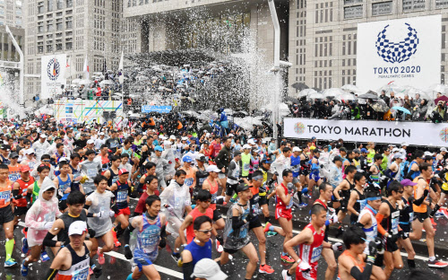 五輪の試金石 東京マラソン 運営や警備 検証の場に 日本経済新聞