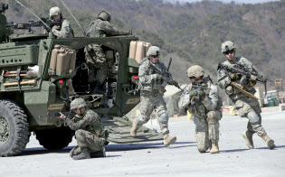 米韓は春の大規模合同軍事演習を打ち切る(写真はフォール・イーグルの様子)=AP 米韓は春の大規模合同軍事演習を打ち切る(写真はフォール・イーグルの様子)=AP