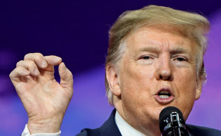 演説でFRBを批判したトランプ大統領(2日、メリーランド州)=ロイター 演説でFRBを批判したトランプ大統領(2日、メリーランド州)=ロイター