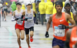 22キロ付近で先頭集団から遅れる(左から)中村、大迫傑。大迫は29キロ付近で棄権した=代表撮影 22キロ付近で先頭集団から遅れる(左から)中村、大迫傑。大迫は29キロ付近で棄権した=代表撮影