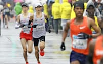 東京マラソン22キロ付近で先頭集団から遅れる（左から）中村、大迫=代表撮影