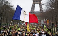 「黄色いベスト」を着たデモ参加者が2日、パリ市内を行進した=ロイター