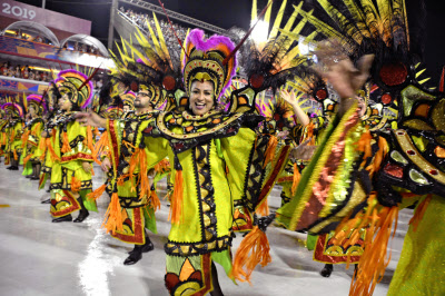 リオのカーニバル最高潮 2晩徹夜でサンバの美競う 日本経済新聞