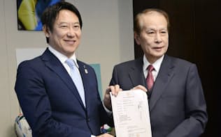 スポーツ庁の鈴木大地長官（左）にUNIVAS設立を報告する鎌田薫会長=共同