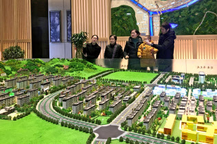 中国では住宅価格の変動が景気を大きく左右する(1月4日、陝西省のモデルルーム)=ロイター 中国では住宅価格の変動が景気を大きく左右する(1月4日、陝西省のモデルルーム)=ロイター