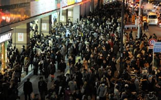 東日本大震災の日、多くの鉄道が止まり帰宅の難しい人が大量に発生した（2011年3月11日午後、東京・新宿）