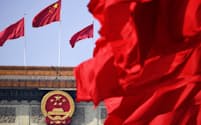 北京の人民大会堂に掲げられる国旗（奥中央）=4日（共同）