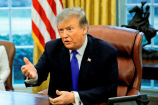 トランプ米大統領の不正疑惑が相次いで発覚している(2月下旬、ワシントン)=ロイター トランプ米大統領の不正疑惑が相次いで発覚している(2月下旬、ワシントン)=ロイター