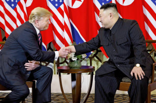 トランプ米大統領は春の米韓合同軍事演習の打ち切りを米朝首脳会談よりも前に決めていたと説明した(2月27日、ハノイ)=AP トランプ米大統領は春の米韓合同軍事演習の打ち切りを米朝首脳会談よりも前に決めていたと説明した(2月27日、ハノイ)=AP