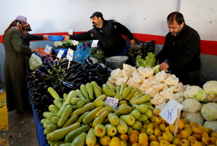 イスタンブールの食品市場で野菜を購入する市民=ロイター イスタンブールの食品市場で野菜を購入する市民=ロイター