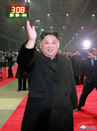 5日、平壌駅に到着した北朝鮮の金正恩委員長=朝鮮中央通信・共同 5日、平壌駅に到着した北朝鮮の金正恩委員長=朝鮮中央通信・共同