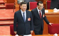 全人代に臨む中国の習近平国家主席(左)と李克強首相（5日、北京）=横沢太郎撮影