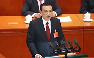 全人代で政府活動報告をする中国の李克強首相（5日、北京）=横沢太郎撮影