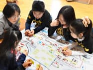 地図やカードを使って災害に備える方法を学ぶ住民(2日、仙台市太白区) 地図やカードを使って災害に備える方法を学ぶ住民(2日、仙台市太白区)