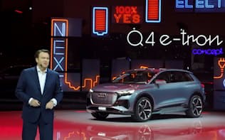 小型EV「Q4 eトロン」を発表するアウディのアブラハム・ショット社長（5日、ジュネーブ国際自動車ショー）