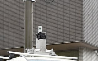 電柱に取り付けられたカメラが死角にある車両を検知して自動運転車に伝える（28日、神戸市北区）