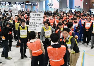 地震と津波を想定した訓練で、ターミナルビル内に滞留した利用客を避難させる担当者（５日、関西空港）