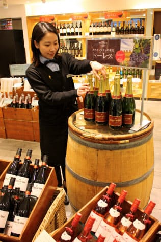 エノテカ広尾本店（東京・港）は３月からワインを値下げする