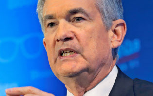 金融緩和縮小と距離を置く姿勢を一段と強めるFRBのパウエル議長=ロイター 金融緩和縮小と距離を置く姿勢を一段と強めるFRBのパウエル議長=ロイター