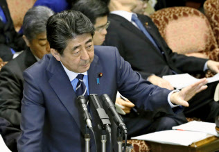 参院予算委で答弁する安倍首相=5日 参院予算委で答弁する安倍首相=5日