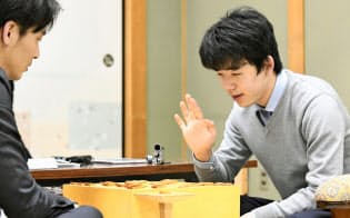 5日夜、将棋の第77期名人戦順位戦C級1組の最終局で都成竜馬五段(左)に勝利し、対局を振り返る藤井聡太七段。昇級はならなかった(大阪市の関西将棋会館)=共同 5日夜、将棋の第77期名人戦順位戦C級1組の最終局で都成竜馬五段(左)に勝利し、対局を振り返る藤井聡太七段。昇級はならなかった(大阪市の関西将棋会館)=共同