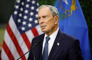 ブルームバーグ氏は民主党内での左派台頭に警鐘を鳴らした(2月末、ラスベガス)=AP ブルームバーグ氏は民主党内での左派台頭に警鐘を鳴らした(2月末、ラスベガス)=AP