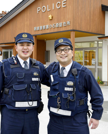 人気の駐在さん 村に別れ 福岡 東峰 豪雨で活躍 日本経済新聞