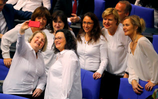 ドイツ社会民主党(SPD)のナーレス党首(中央)ら=ロイター ドイツ社会民主党(SPD)のナーレス党首(中央)ら=ロイター