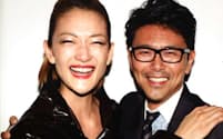 日本人スーパーモデルの冨永愛さん(左)と世界に売り出した馬淵哲矢さん。