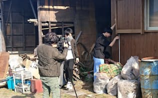 空き家の調査をする東洋大学の学生(埼玉県毛呂山町)