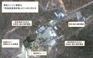 2日、北朝鮮北西部東倉里のミサイル施設「西海衛星発射場」で、クレーンなどの設置を示す衛星写真(デジタルグローブ/CSIS提供・ロイター=共同) 2日、北朝鮮北西部東倉里のミサイル施設「西海衛星発射場」で、クレーンなどの設置を示す衛星写真(デジタルグローブ/CSIS提供・ロイター=共同)