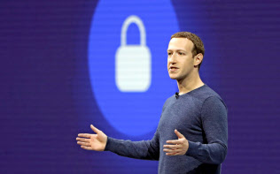 フェイスブックのザッカーバーグCEOは傘下のアプリの対話機能を強化する方針を示した=AP フェイスブックのザッカーバーグCEOは傘下のアプリの対話機能を強化する方針を示した=AP