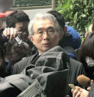 取材に応じる弘中惇一郎弁護士(7日午前、東京都千代田区)=共同 取材に応じる弘中惇一郎弁護士(7日午前、東京都千代田区)=共同