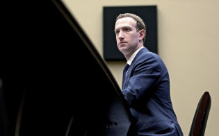 米議会で証言するザッカーバーグCEO(2018年)=AP 米議会で証言するザッカーバーグCEO(2018年)=AP