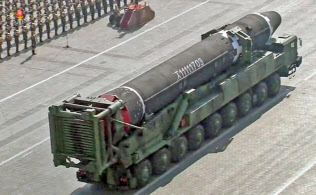 大陸間弾道ミサイル(ICBM)「火星15」と見られる物体=共同 大陸間弾道ミサイル(ICBM)「火星15」と見られる物体=共同