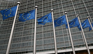 デジタル課税に関する各国の立場の隔たりは大きい(ブリュッセルのEU本部)=ロイター デジタル課税に関する各国の立場の隔たりは大きい(ブリュッセルのEU本部)=ロイター