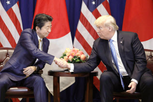2018年9月26日に米ニューヨークで会談するトランプ米大統領(右)と安倍首相=共同 2018年9月26日に米ニューヨークで会談するトランプ米大統領(右)と安倍首相=共同