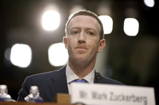 米議会証言に臨むザッカーバーグ氏(2018年)=AP 米議会証言に臨むザッカーバーグ氏(2018年)=AP