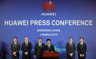 米政府を提訴したと発表するファーウェイの郭平副会長兼輪番会長(中央、7日、広東省深圳市)=AP 米政府を提訴したと発表するファーウェイの郭平副会長兼輪番会長(中央、7日、広東省深圳市)=AP