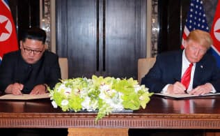 米朝首脳の１回目の会談では共同声明に署名した（2018年6月、シンガポール）＝ロイター