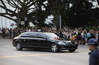 北朝鮮の金正恩委員長は、シンガポールでの米朝首脳会談でメルセデス・ベンツの車を用いた(2018年6月)=AP 北朝鮮の金正恩委員長は、シンガポールでの米朝首脳会談でメルセデス・ベンツの車を用いた(2018年6月)=AP