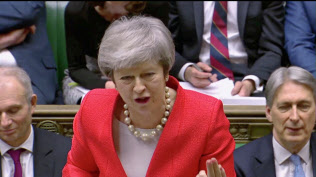 EU離脱案を巡り英議会の迷走が続いている(2月に議会で演説するメイ首相)=ロイター EU離脱案を巡り英議会の迷走が続いている(2月に議会で演説するメイ首相)=ロイター